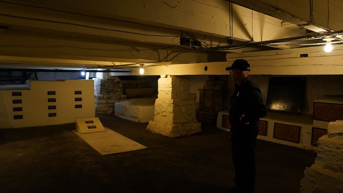 Serge Boisvert dans la crypte du monastère des Ursulines.