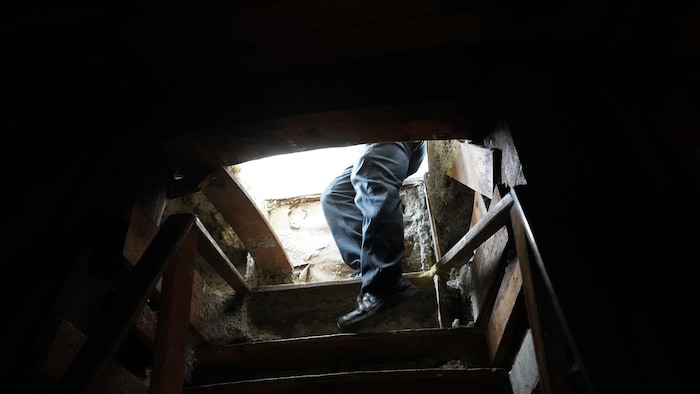 Les pieds de Serge Boisvert qui montent l’escalier menant au dôme.