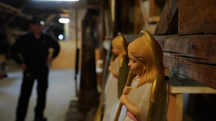 Serge Boisvert dans le grenier du monastère.
