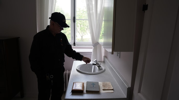 Serge Boisvert ouvre un robinet.