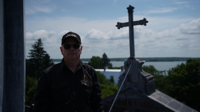 Portrait de Serge Boisvert à l’extérieur du dôme.

