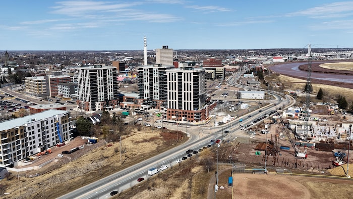 Des immeubles imposants en construction non loin de la rive de la Petitcodiac.