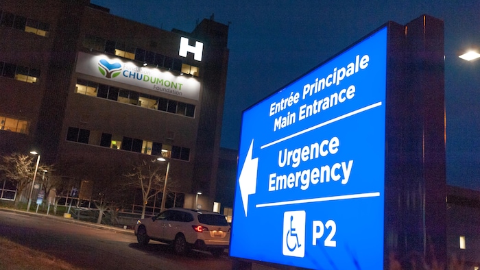 L'entrée du service des urgences de l'hôpital en soirée.