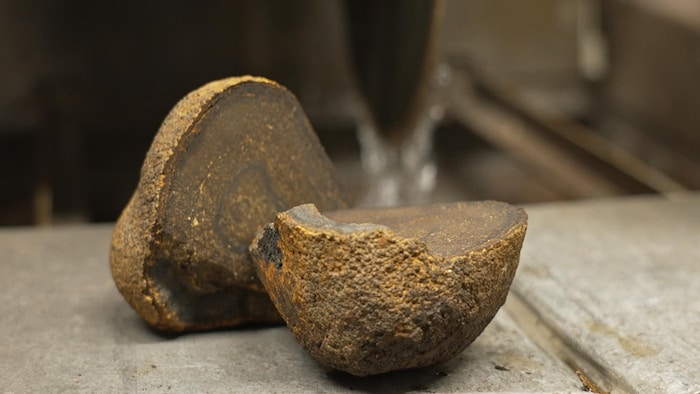 Une boule de métal brune divisée en deux.