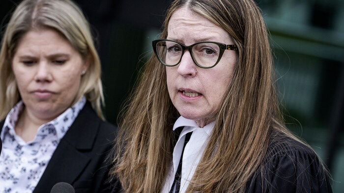 Monica MacKenzie s’adresse aux journalistes devant le palais de justice de l’Ontario, à Milton, en Ontario, le 5 mai 2026. 