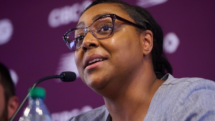 La directrice générale parle lors d'une conférence de presse.
