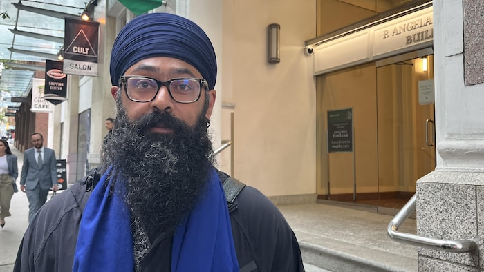 Moninder Singh debout devant le consulat indien à Vancouver. 
