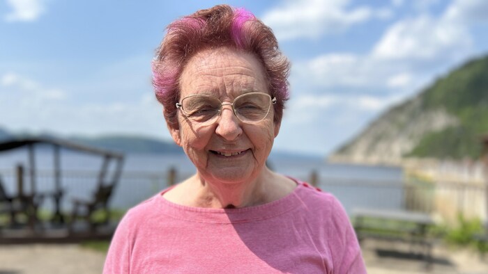 Une femme devant le fjord. 