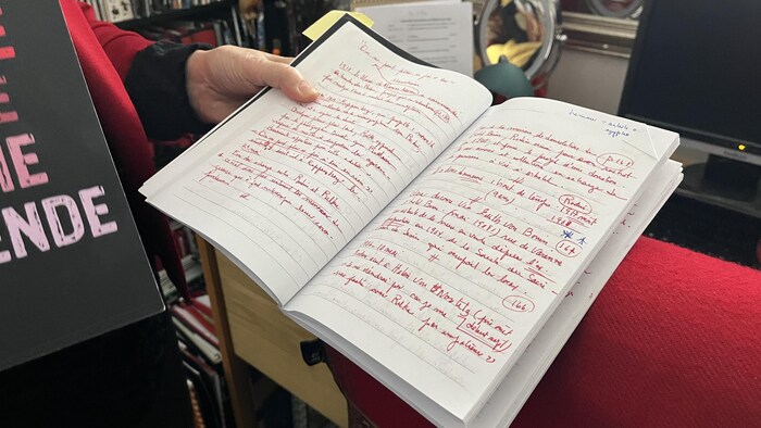 Un cahier avec de l'écriture manuscrite.
