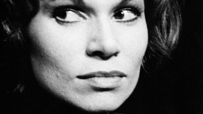 Monique Mercure détourne les yeux.