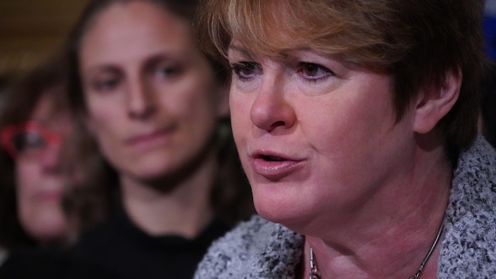 Plan rapproché de Mme Sauvé.