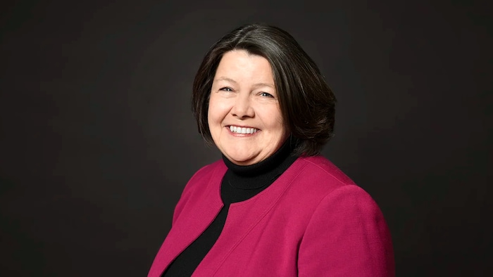 Portrait de Monique Smith qui sourit à la caméra.