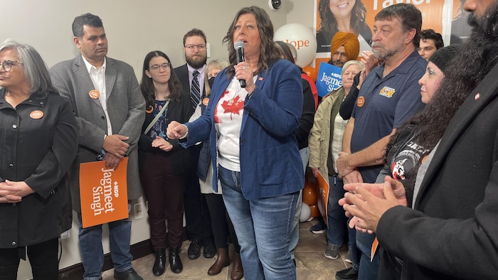 Monique Taylor parle au micro devant ses partisans.