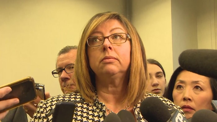 Monique Taylor répond aux questions des journalistes lors d'un point de presse
