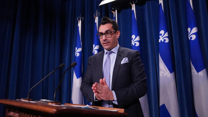 Monsef Derraji en constituent de presse à l'Assemblée nationale.