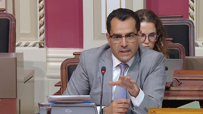 Monsef Derraji, au salon rouge de l'Assemblée nationale du Québec.