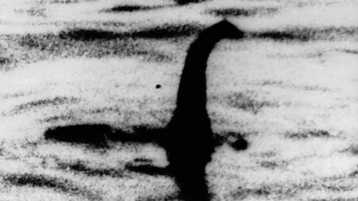Une photo floue du supposé monstre du loch Ness dans un lac.