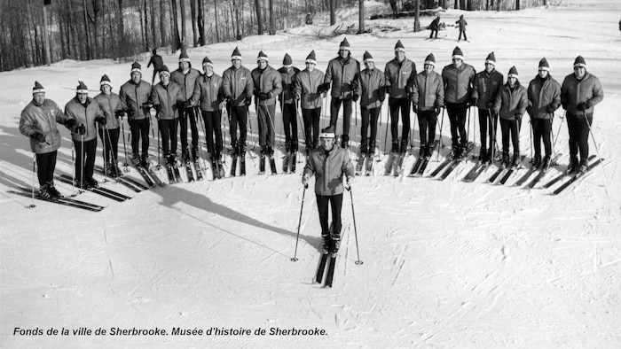Des skieurs au Mont-Bellevue de Sherbrooke.