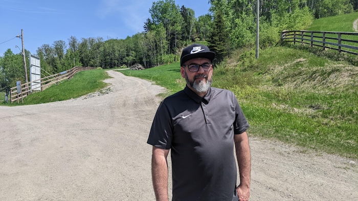 Frédéric Perron sur un chemin de poussières de pierre.