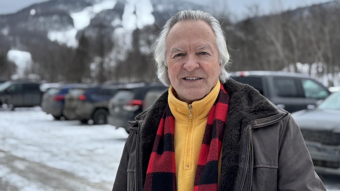 Alain Larouche devant le mont Orford en hiver.