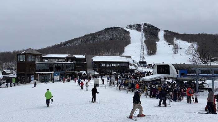 La station de ski du Parc du Mont-Orford en hiver.