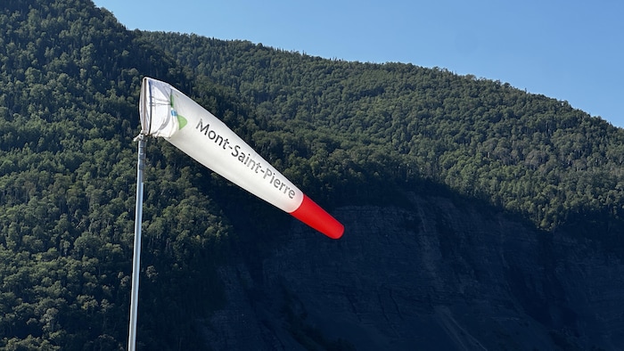 Un drapeau en forme de cône indique qu'il y a du vnet à Mont Saint-Pierre.