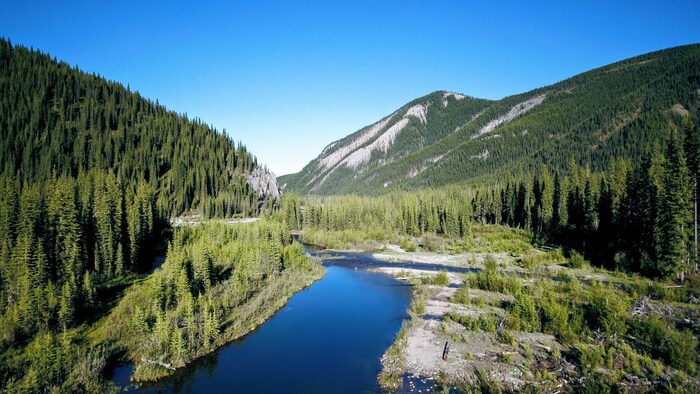 Une rivière dans une vallée dans l'ouest de l'Alberta.