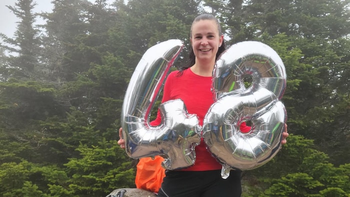 Jannie Durand avec des ballons.