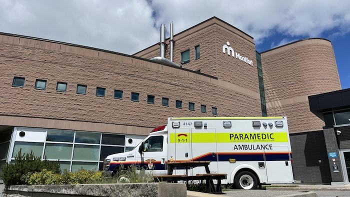 Une ambulance stationnée devant l'édifice de l'hôpital Montfort.