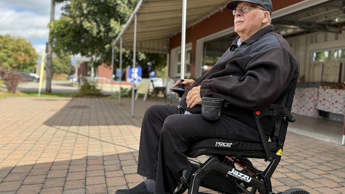 Une personne assise dans un fauteuil roulant.