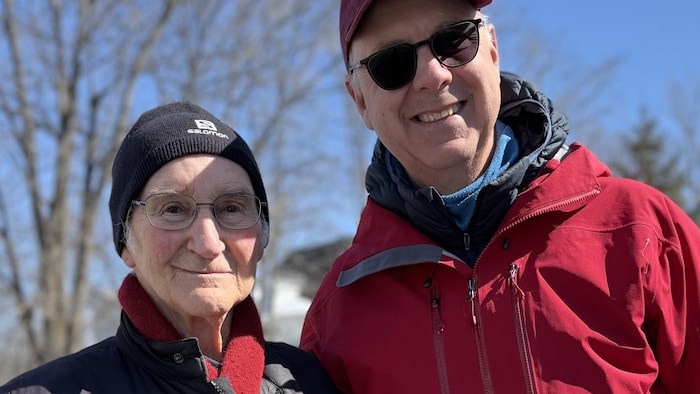 Deux hommes sourient à la caméra.