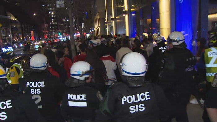 La Section du support et interventions spécialisées (SIS) du SPVM a été déployée dimanche soir dans le centre-ville de Montréal.
