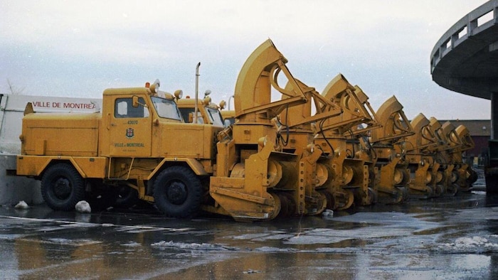 Une flotte de souffleuses à neige de Montréal en 1974. 