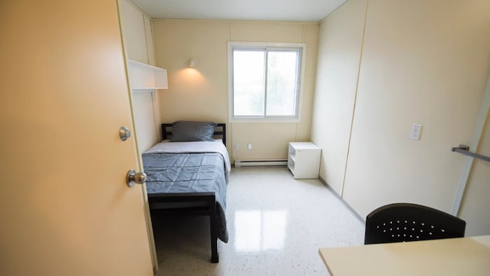 Exemple d'une chambre simple dans les habitations modulaires de Montréal.