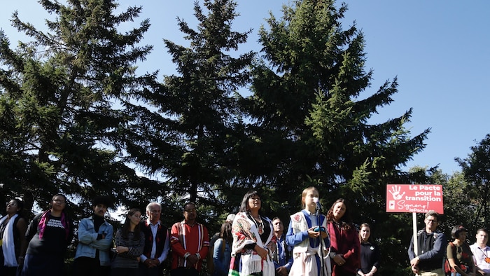 La jeune Suédoise Greta Thundberg au micro et aux côtés des organisateurs de la grève pour le climat à Montréal.