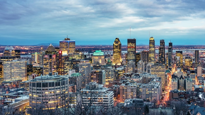 Vue panoramique de Montréal à partir du mont Royal, au crépuscule.