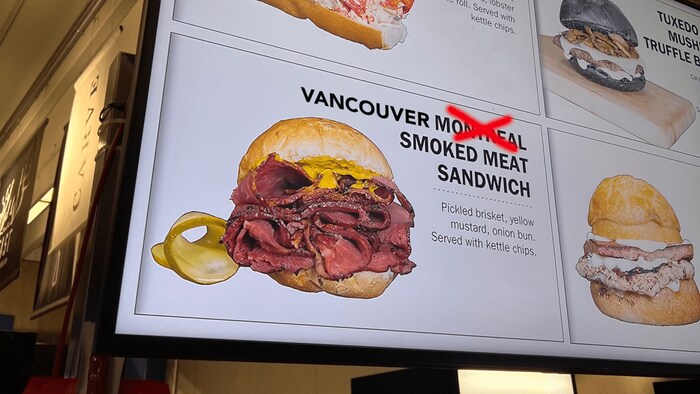 Une affiche de sandwich sur laquelle Montréal est barré et remplacé par Vancouver.