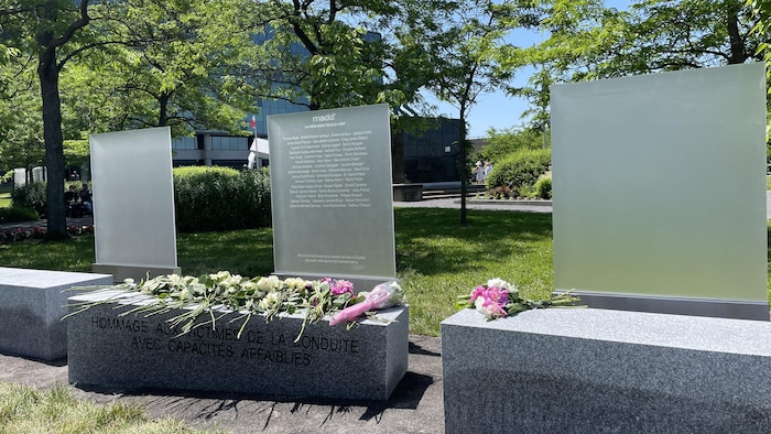 Des blocs de marbre surmontés de plaques commémoratives. La phrase «Hommage aux victimes de la conduite avec capacités affaiblies» est gravée sur un des blocs.