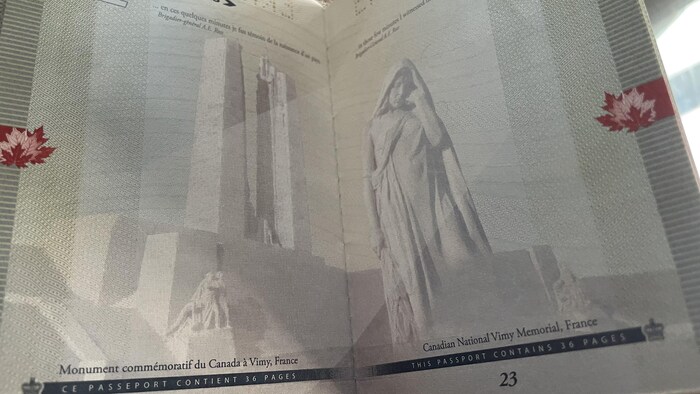 Deux pages du passeport canadien.