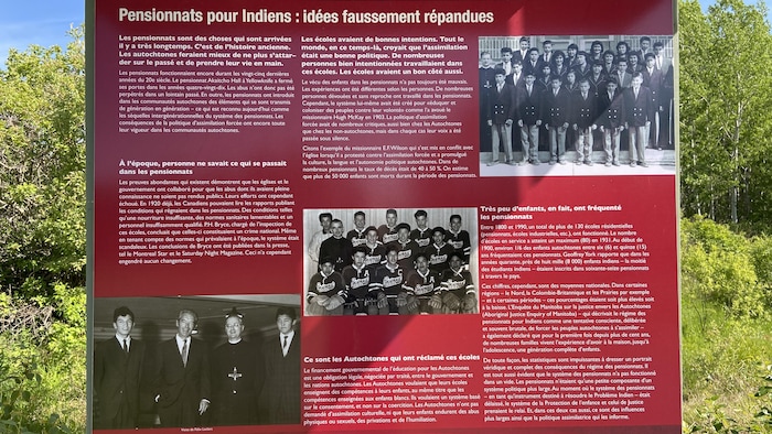 Un panneau historique avec texte et images sur les pensionnats pour Indiens.