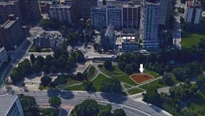 Una flecha indica la ubicación exacta donde será erigido el "Monumento a las Víctimas del Comunismo" en Ottawa.