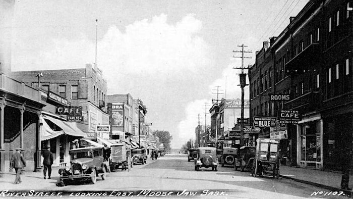 Une photo d'une rue de Moose Jaw en 1928.