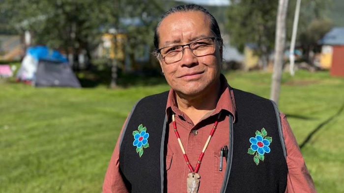 William Greenland est l'un des maîtres de cérémonie du Rassemblement de Moosehide.