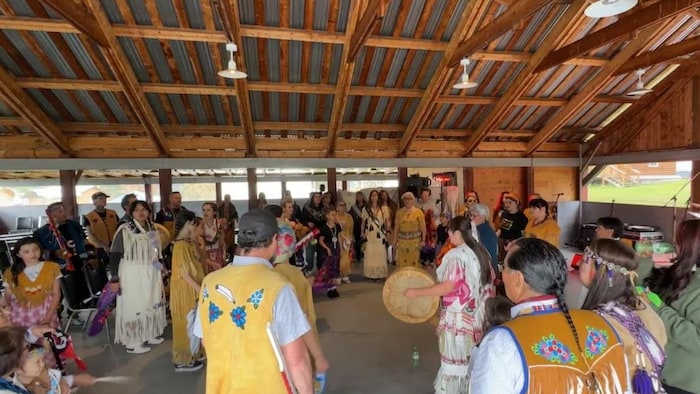 Les chanteurs Han répètent leurs chants lors de la journée d'ouverture du Rassemblement de Moosehide de 2026.