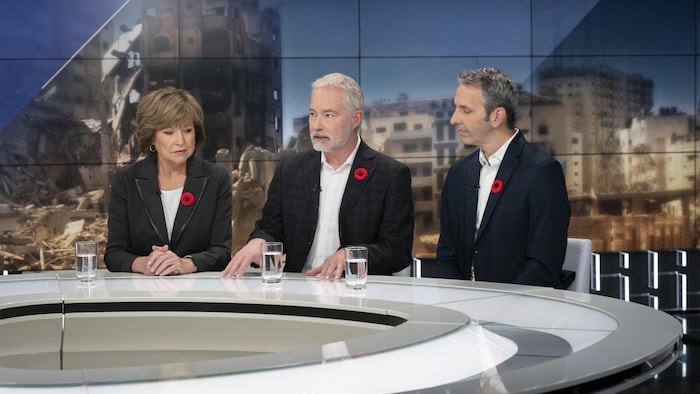 Céline Galipeau, Jean-François Bélanger et Yanik Dumont Baron assis côte-à-côte sur un plateau de tournage.