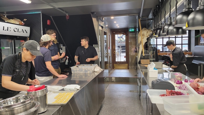 Stéphane Modat, chef du Clan, à Québec, un restaurant étoilé Michelin. On le voit ici, examinant des morilles, aux côtés de Félix-Antoine Deschênes-Picard et Mathieu Bernier, qui les cultivent à Saint-Jean-Port-Joli.