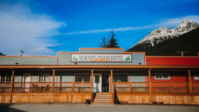 La façade d'un petit hôtel dans le village de Skagway.