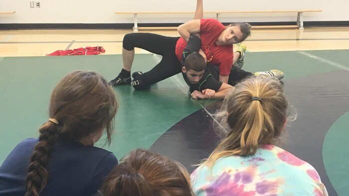 La lutteuse Geneviève Morrison anime un entraînement à Moncton Radio