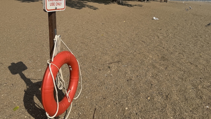 Une bouée de sauvetage mise à disposition sur le sable