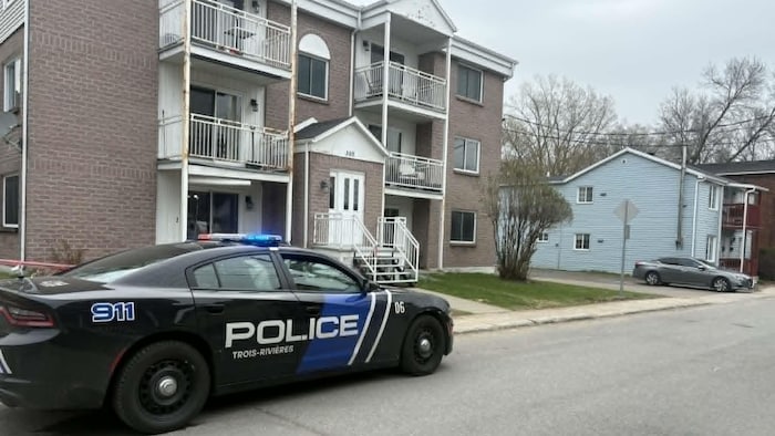 Une voiture de police de Trois-Rivières devant un immeuble à logement.